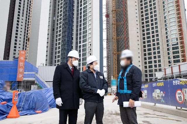 원희룡 국토교통부 장관은 지난해 12월 5일 부산의 한 공동주택 공사현장을 찾아 점검하고 있다. 연합뉴스