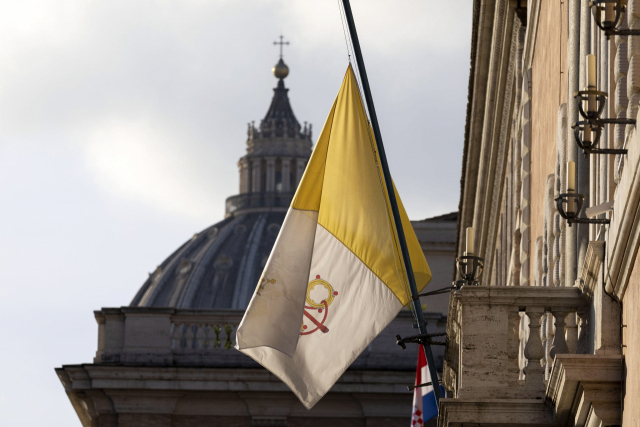 2005년 4월 19일 새 교황으로 선출돼 성베드로 대성당에서 신자들에게 모습을 드러낸 베네딕토 16세(위). 그가 선종한 2022년 12월 31일 바티칸 교황청에 조기가 걸렸다. 로이터·EPA연합뉴스
