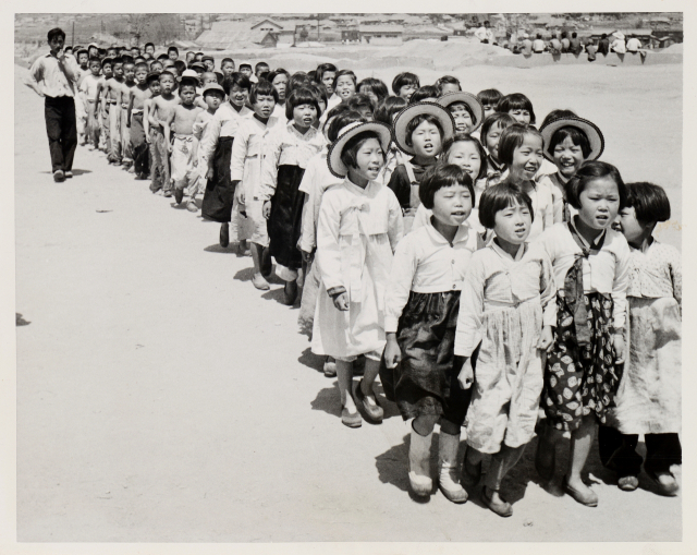 한국전쟁 당시 임시수도 부산의 한 피란학교 아이들. 대한민국역사박물관 제공