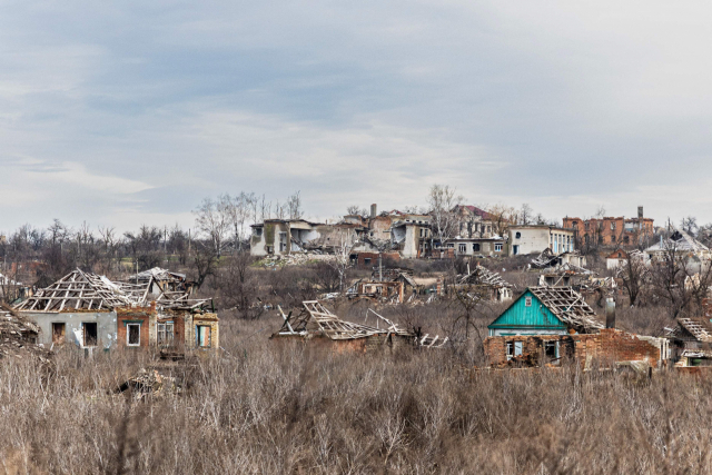 2일(현지시간) 우크라이나 동부 도네츠크의 주택 지붕들이 뼈대만 앙상하게 남아있다. 이날 러시아 국방부는 우크라이나가 도네츠크주 마키이우카의 러시아군 임시숙소를 포격해 63명의 군인이 사망했다고 밝혔다. AP연합뉴스연합뉴스