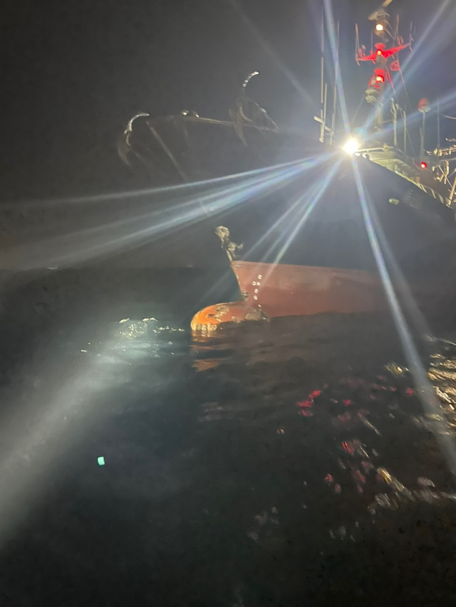 4일 오후 11시 20분께 통영시 홍도 인근 바다에서 대형어선 2척이 서로 부딪혀 한 척이 침몰했다. 다행히 인명피해는 없었다. 부산해양경찰서 제공
