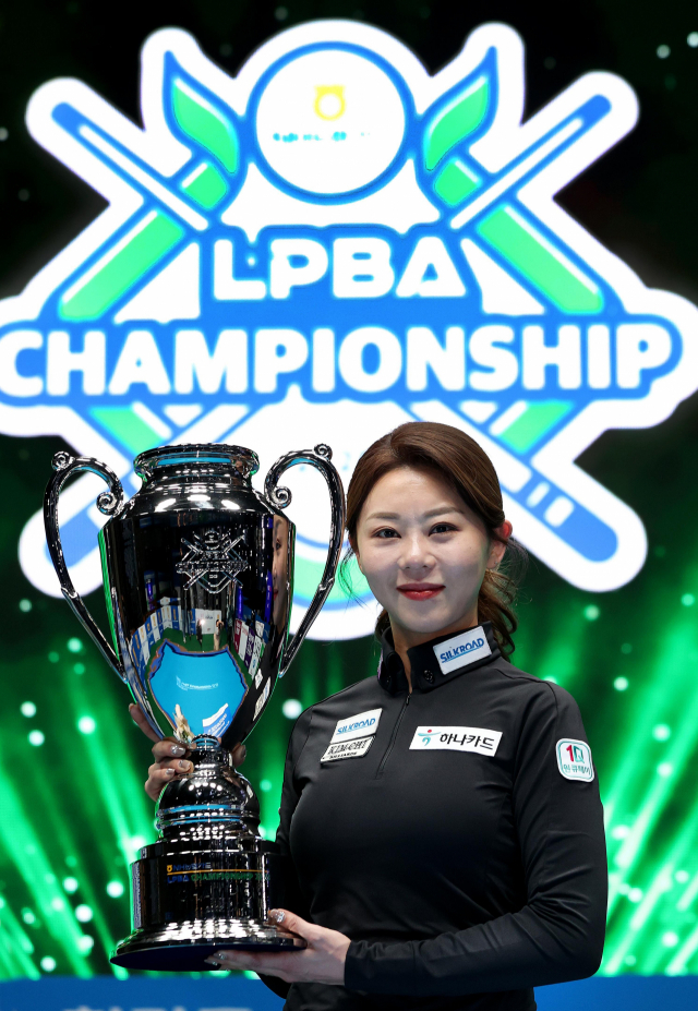 4일 끝난 프로당구 NH농협카드 챔피언십 여자부(LPBA)에서 통산 5회 우승을 차지한 김가영이 트로피를 들고 포즈를 취하고 있다. PBA 제공