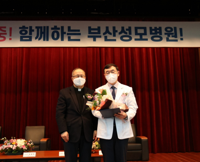 부산성모병원 제4대 병원장으로 구수권(오른쪽) 병원장이 취임했다. 부산성모병원 제공