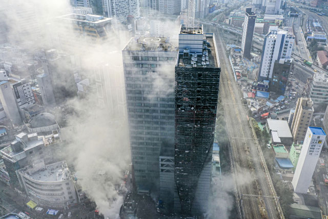 9일 오전 부산진구 한 오피스텔 주차타워에서 불이 나 연기로 뒤덮혀 있다.
