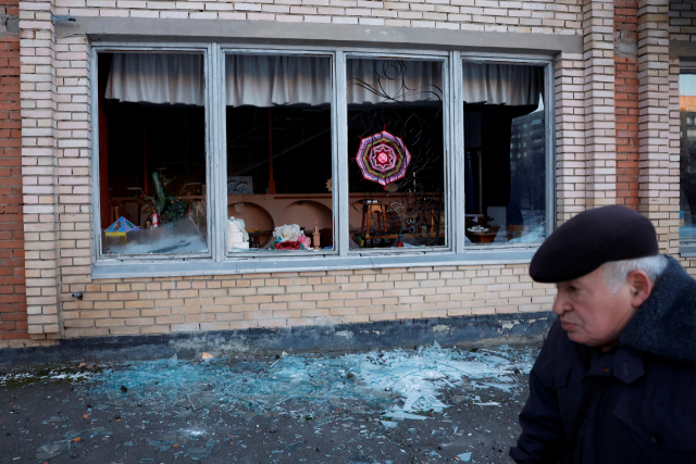 8일(현지시간) 우크라이나 크라마토르스크에서 한 남성이 밤사이 발생한 미사일 공격 현장 인근의 손상된 건물 앞을 걷고 있다. 로이터연합뉴스