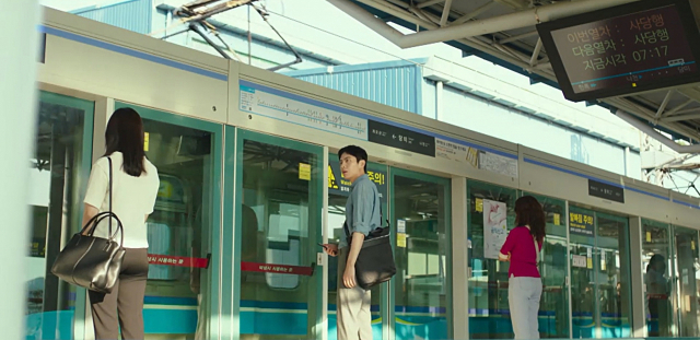 드라마 ‘나의 해방일지’에서 삼 남매가 서울로 가는 지하철을 기다리는 장면. 부산 도시철도 2호선 호포역에서 촬영했다. JTBC ‘나의 해방일지’ 캡처