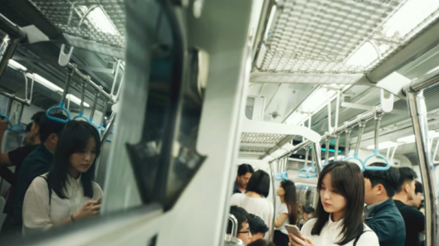 드라마 ‘나의 해방일지’에서 염미정(김지원 분)이 지하철을 탄 장면. 부산 도시철도 2호선 열차 내부에서 촬영했다. JTBC ‘나의 해방일지’ 캡처.