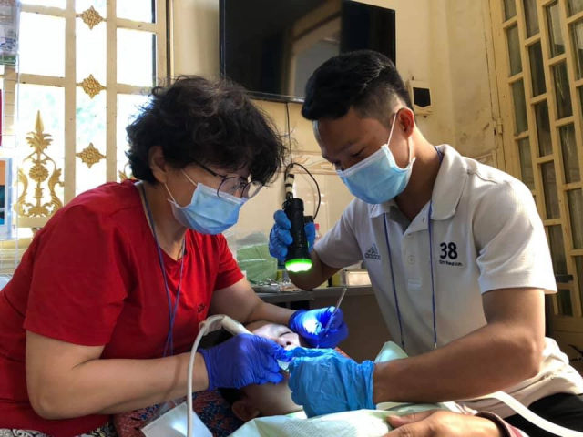 캄보디아 현지에서 환자를 치료하는 정효경(왼쪽) 대표 모습. 캄보디아의 친구들 제공