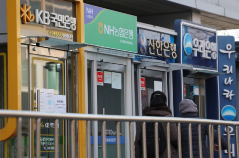 사진은 서울 시내에 설치되어 있는 주요 은행들의 현금인출기 모습. 연합뉴스
