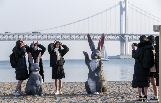 지난해 12월 광안리해수욕장을 찾은 학생들이 토끼 조형물과 사진을 찍으며 추억을 남기고 있다. 김종진 기자 kjj1761@
