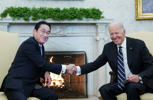 미·일 정상은 회담에서 중국의 견제와 한반도 비핵화, 한·미·일 안보 협력을 강조했다. 기시다 후미오(왼쪽) 일본 총리와 조 바이든 미국 대통령이 13일(현지시간) 워싱턴DC 백악관에서 악수하고 있다. AFP연합뉴스