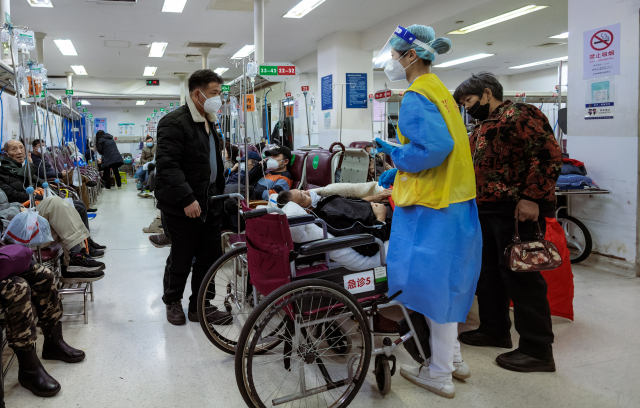 15일 중국 상하이의 한 병원에서 코로나19 감염 환자들이 산소 치료를 받고 있다. EPA연합뉴스