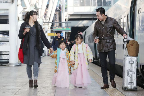 2020년 1월 23일 설 연휴를 보내기 위해 서울역에서 한 가족이 부산행 열차를 타기 위해 이동하고 있는 모습. 연합뉴스