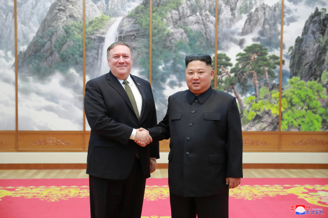 마이크 폼페이오(왼쪽) 전 미 국무장관이 2018년 10월 김정은 위원장과 악수하고 있다. 연합뉴스