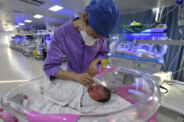 지난 17일 화요일 중국 중부 안후이성 푸양의 한 산부인과 병원에서 간호사가 신생아를 돌보고 있다. AP연합뉴스