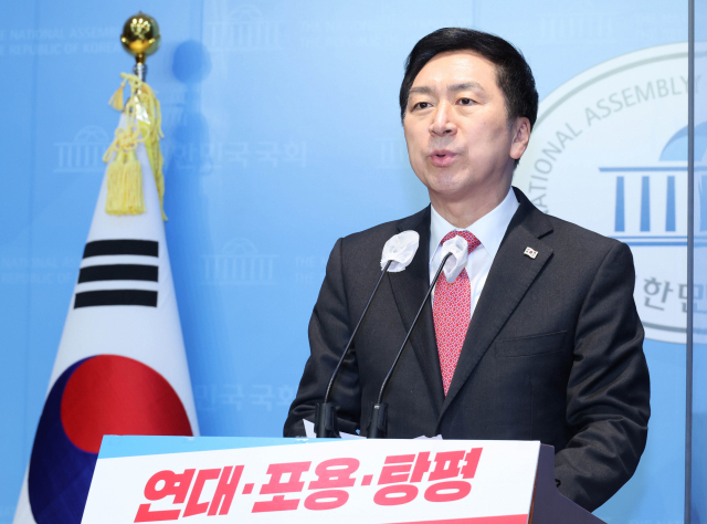 국민의힘 당권주자인 김기현 의원이 19일 국회 소통관에서 ‘김기현의 비전과 통합 메시지’라는 주제로 기자회견을 하고 있다. 연합뉴스