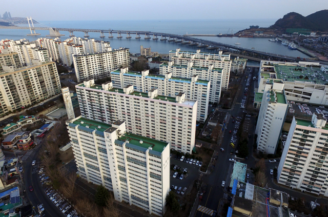부산 수영구 남천동 뉴비치아파트가 최근 정밀안전진단에서 조건부 재건축 등급을 받았다. 부산일보DB