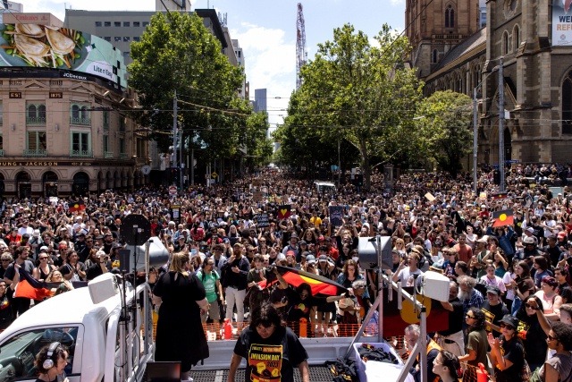 26일(현지시간) 호주 멜버른에서 열린 ‘침략의 날’ 집회에 시위대가 운집해 있다. 시위대는 호주 건국 기념일인 ‘호주의 날’을 원주민 학살 비극의 서막이라고 보고 국경일 폐지를 주장했다. EPA연합뉴스