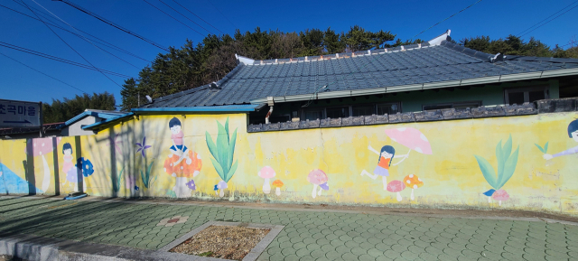 고성 '초선 벽화마을'에는 어린이들이 많이 등장한다. 벽화마을의 주제가 ‘아이들이 뛰놀고 싶은 동네’다.