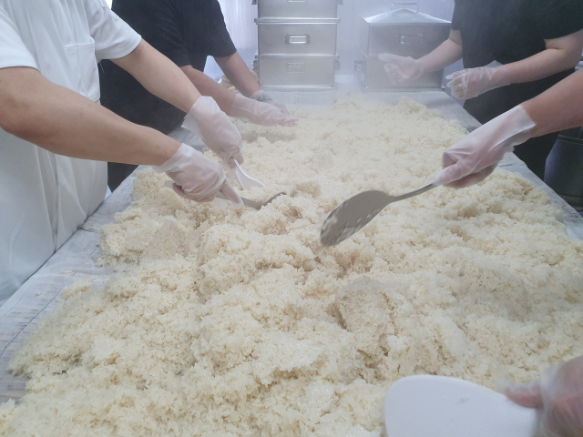 10평 정도인 제조실에서 직원들이 고두밥을 펴서 식히고 있다. 양조장 기다림 제공