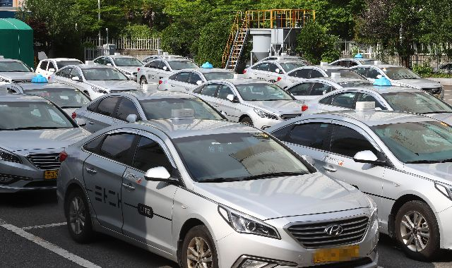 부산 수영구의 한 택시업체에 운행을 하지 않는 택시들이 세워져 있다. 부산일보 DB