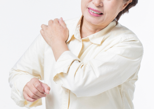 어깨 통증을 유발하는 회전근개 파열은 힘쓰는 일이나 운동과 관계없는 경우가 많다.