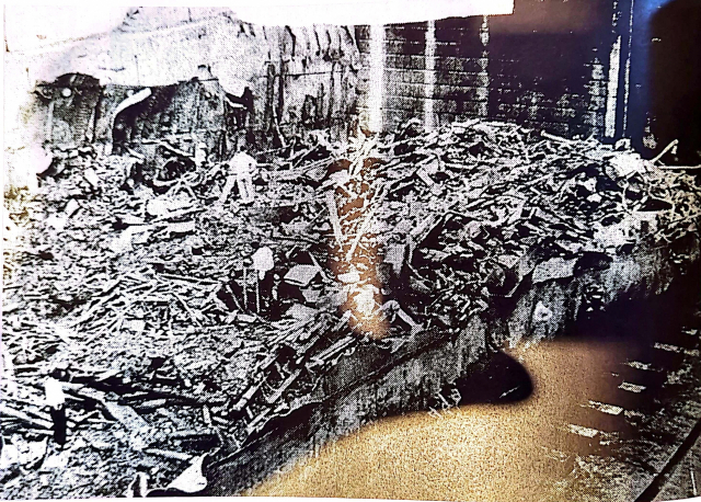 1954년 10월 인양된 우키시마호. 선체 곳곳이 유골로 뒤덮여 있다. 마이즈루모임 제공