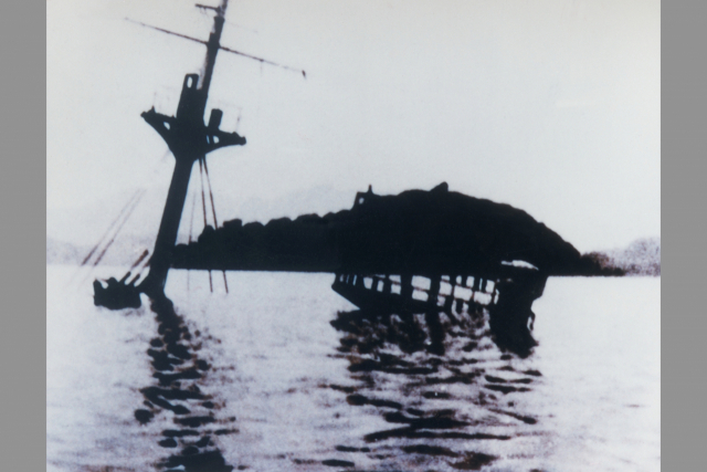 국내에서 처음으로 우키시마호 참극 희생자 유골이 확인돼 진상 규명에 대한 목소리가 다시 힘을 얻고 있다. 사진은 1945년 우키시마호 침몰 장면. 부산일보DB