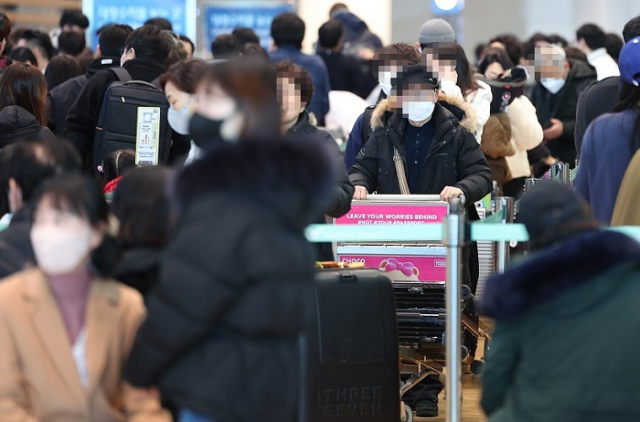 6일 오전 인천국제공항 제2여객터미널 출국장이 탑승수속을 기다리는 이용객들로 붐비고 있다. 연합뉴스