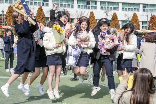 7일 부산 연제구 이사벨고등학교 제56회 졸업식에서 졸업생들이 환하게 웃으며 기념사진을 찍고 있다.