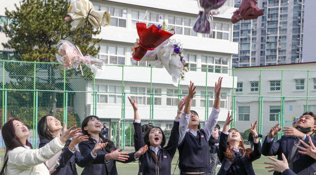7일 부산 연제구 이사벨고등학교 제56회 졸업식에서 졸업생들이 꽃다발을 높이 던지며 졸업을 축하하고 있다.