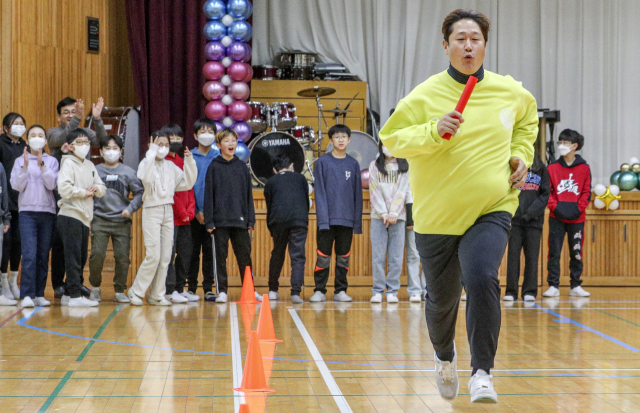 부산 교육 홍보대사인 이대호가 8일 오전 부산 해운대구 센텀초등학교에서 학생들과 미션 이어달리기를 하고 있다. 김종진 기자