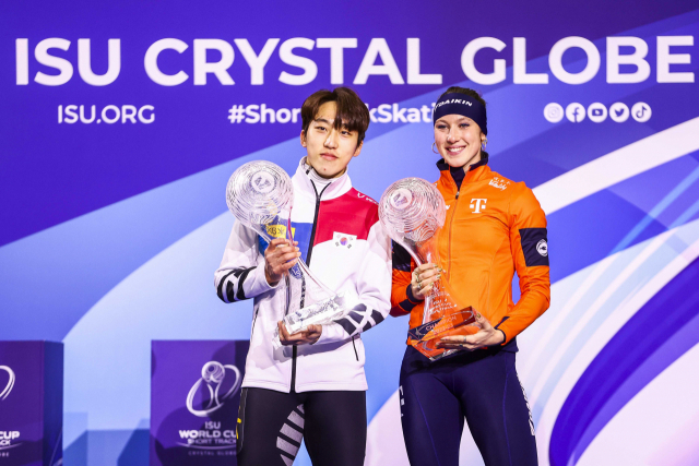 박지원(왼쪽)과 수잔 스윌팅(네덜란드)이 12일(현지시간) 국제빙상경기연맹이 이번 시즌 남녀 개인종합 1위에 수여하는 크리스탈 글로브를 받고 포즈를 취하고 있다. EPA연합뉴스