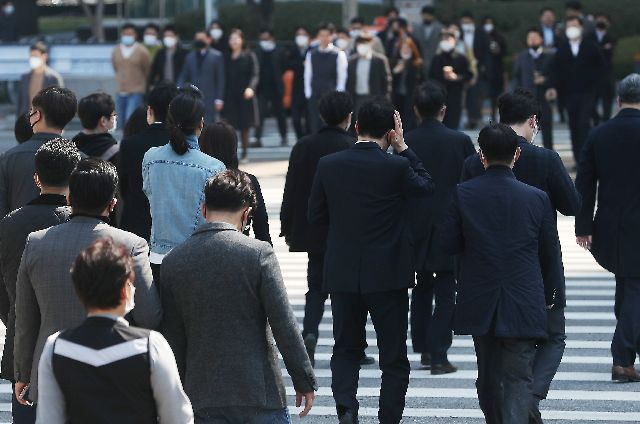 사진은 점심시간 여의도 증권가에서 일하는 직장인들이 식당을 찾아 이동하고 있다.연합뉴스