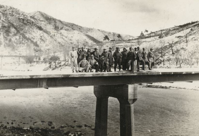 1950년 전남 곡성경찰서 전투경찰 대원들이 함께 찍은 기념사진. 곡성 경찰은 500여 명의 전투경찰 대대를 편성해 태안사 등지에서 전투를 치렀다. 전쟁기념관 제공