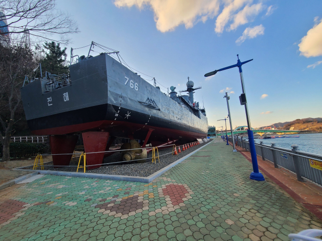 진해해양공원 해전사체험관 앞에 전시돼 있는 퇴역 군함인 진해함.