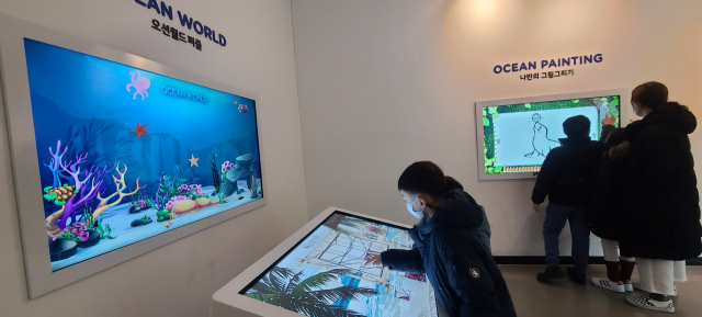 해양생물테마파크 2층 체험실은 해양 생물 퍼즐 맞추기, 해양 생물 직접 그리기 등 체험형 미디어 게임 공간으로 구성돼 있다.