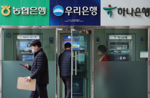 15일 시민들이 서울시내 한 은행 현금인출기를 이용하고 있다. 고금리로 기업·가계 고통이 늘어난 요즘 은행들이 나홀로 '돈 잔치'를 벌였다는 비판이 이어지고 있어 은행권의 영업·경영 구조 전반이 수술대에 오를 전망이다. 연합뉴스