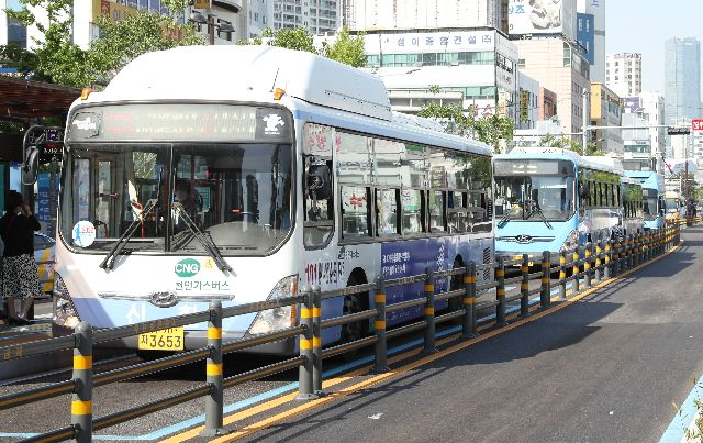 부산 중앙로에 시내버스들이 운행되고 있는 모습. 부산일보DB