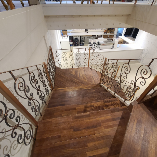 아테네 학당 2층과 3층을 잇는 계단. 계단을 오르며 천장을 보면 라파엘로의 명화 ‘아테네 학당’이 눈에 들어온다. 2층에는 커피와 음료, 빵을 주문하는 공간과 세미나 등으로 활용할 수 있는 독립 공간으로 꾸몄다.