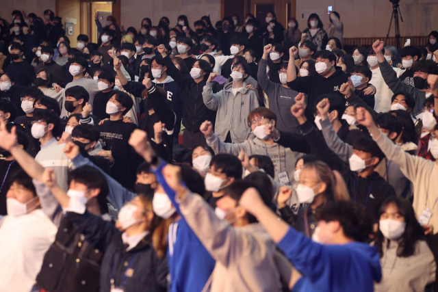 연세대학교에서 열린 신입생 오리엔테이션에서 학생들이 학교 응원 구호를 배우는 모습. 연합뉴스
