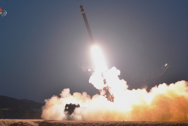 북한이 지난 주말에 이어 20일 오전에 단거리 탄도미사일(SRBM) 2발을 동해상으로 발사했다. 북한은 SRBM이 전술핵 공격 수단인 600mm 초대형 방사포라고 주장했다. 연합뉴스