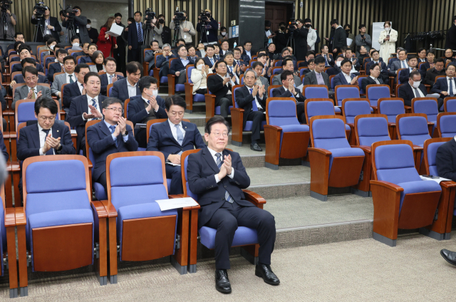 더불어민주당 이재명 대표가 21일 오후 국회에서 열린 의원총회에서 박수를 치고 있다. 연합뉴스