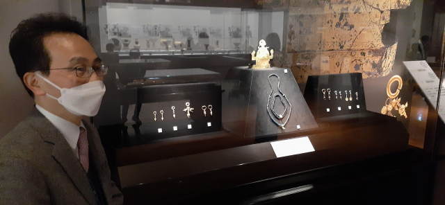 규슈국립박물관 시라이 카츠야 문화재과장이 대가야의 화려한 유물들을 설명하고 있다. 최학림 선임기자