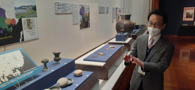 5세기~6세기 초 ‘가야왕과 국제정세’ 코너에서 규슈국립박물관 시라이 카츠야 문화재과장이 가야의 다양한 국제적 유물을 설명하고 있다. 최학림 선임기자