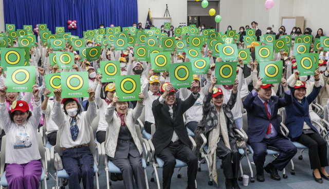 2030세계박람회 부산 유치 기원 '엑스포 골든 벨 퀴즈 대회' 참석자들이 22일 부산시청에서 OX 퀴즈 정답판을 들어 보이고 있다. 김종진 기자 kjj1761@