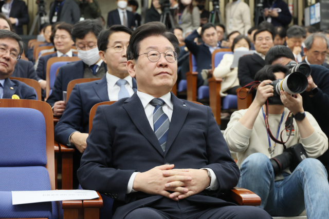 더불어민주당 이재명 대표가 지난 21일 국회에서 열린 의원 총회에서 박홍근 원내대표의 발언을 경청하고 있다. 연합뉴스