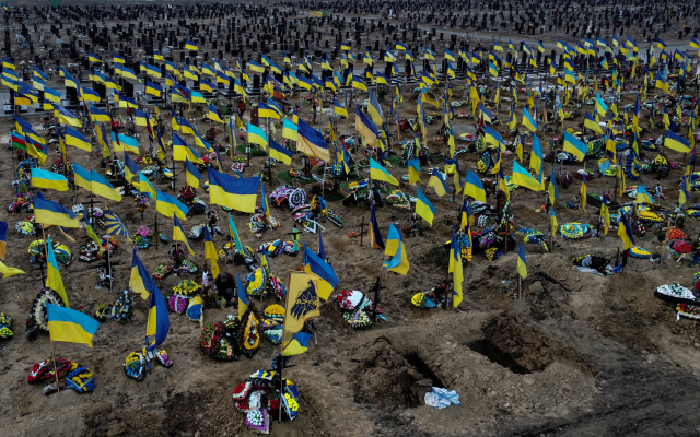 러시아가 우크라이나를 침공한 지 1년이 지난 현재 전쟁은 소모전 양상으로 고착화됐다. 지난달 31일(현지시간) 전쟁에서 전사한 우크라이나 군인들이 묻힌 하르키우의 한 공동묘지에 우크라이나 국기가 빼곡하게 꽂혀 있다. 로이터연합뉴스