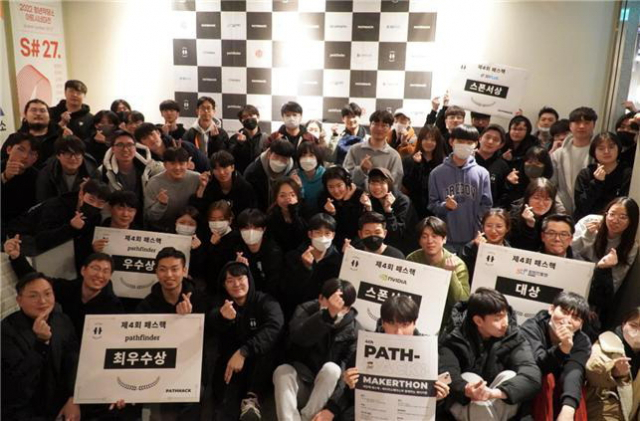 24~25일 패스파인더가 주최한 해커톤 행사 ‘패스핵’ 이 열렸다. 참가자 단체 사진. 패스파인더 제공