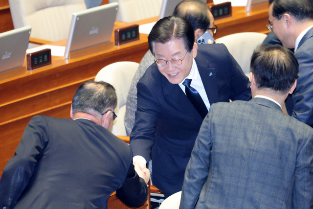 더불어민주당 이재명 대표가 27일 오후 국회에서 체포동의안 표결을 마친 뒤 의원들과 악수하고 있다. 연합뉴스